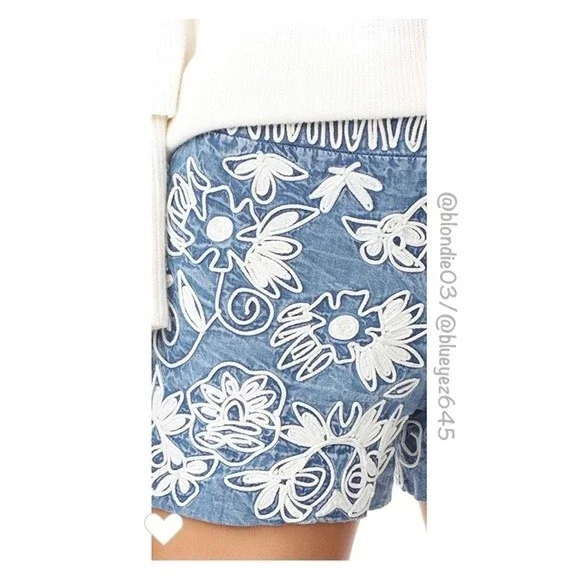 Alice & Olivia “Marisa” back zip shorts 2 - Picture 3 of 6